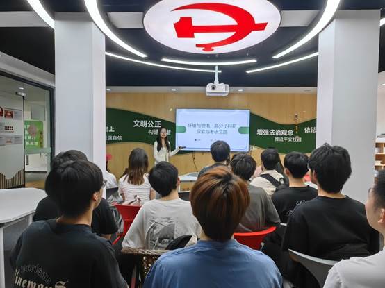 一群人在台上演讲
AI 生成的内容可能不正确。